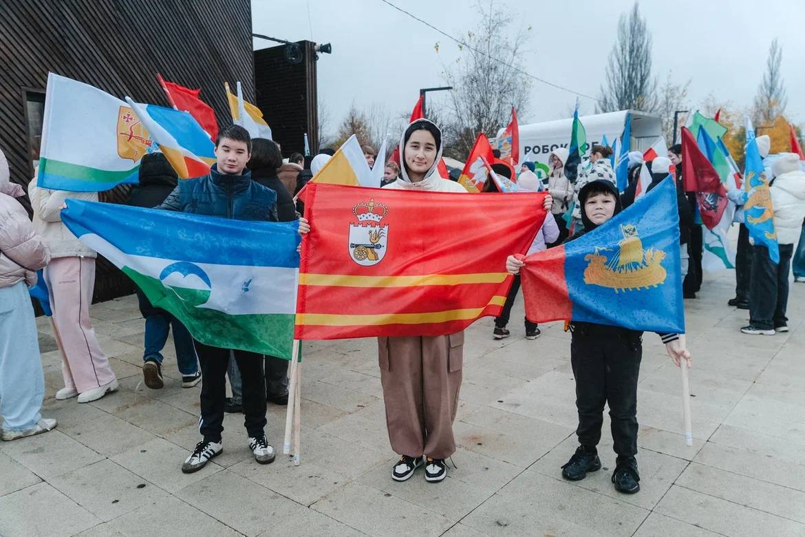 Такая большая, многонациональная и дружная! Такая большая, многонациональная и дружная!