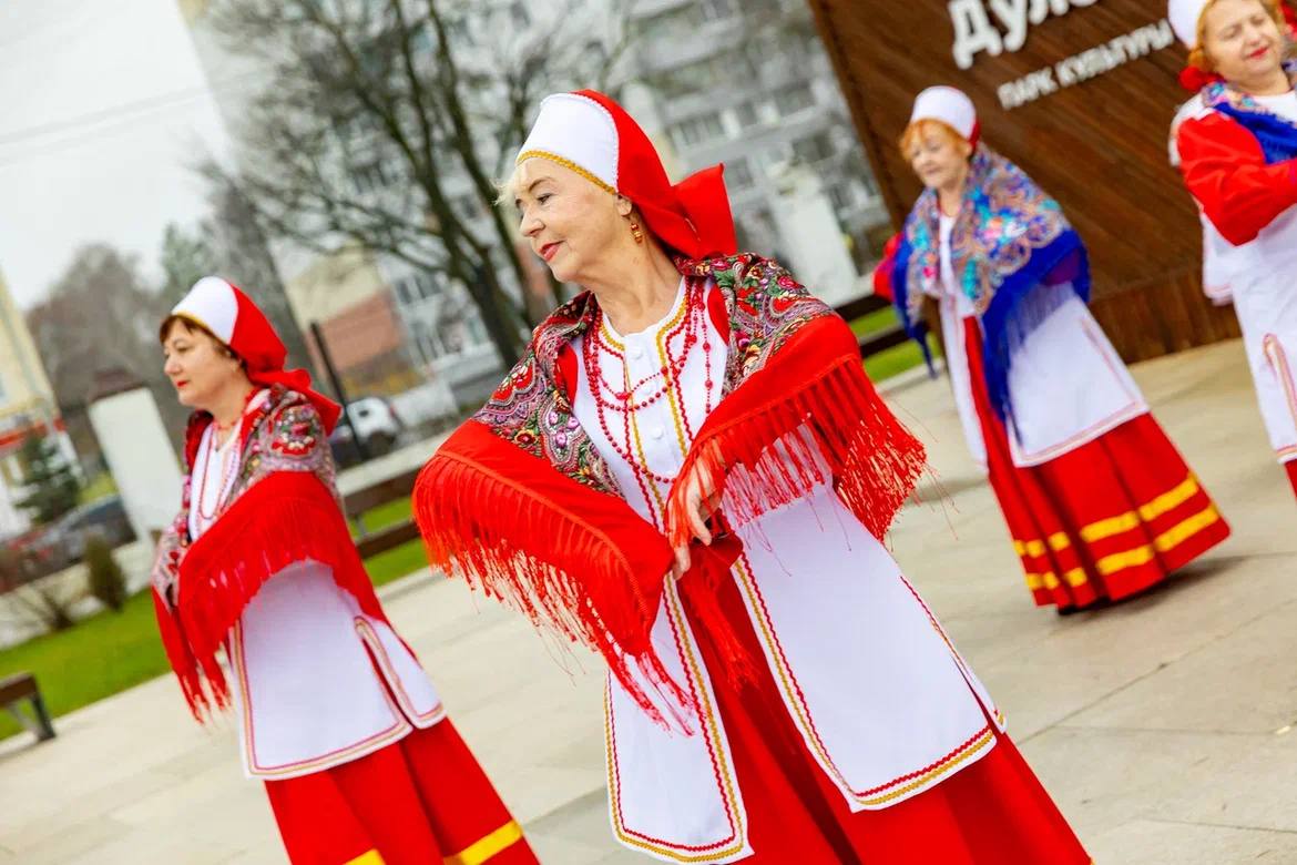 Такая большая, многонациональная и дружная! Такая большая, многонациональная и дружная!