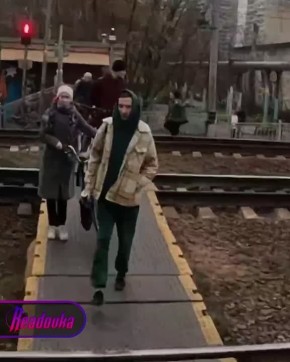 Бабушка чуть не попала под поезд, пытаясь перебежать ж/д переход на красный — ее героически спасла девушка