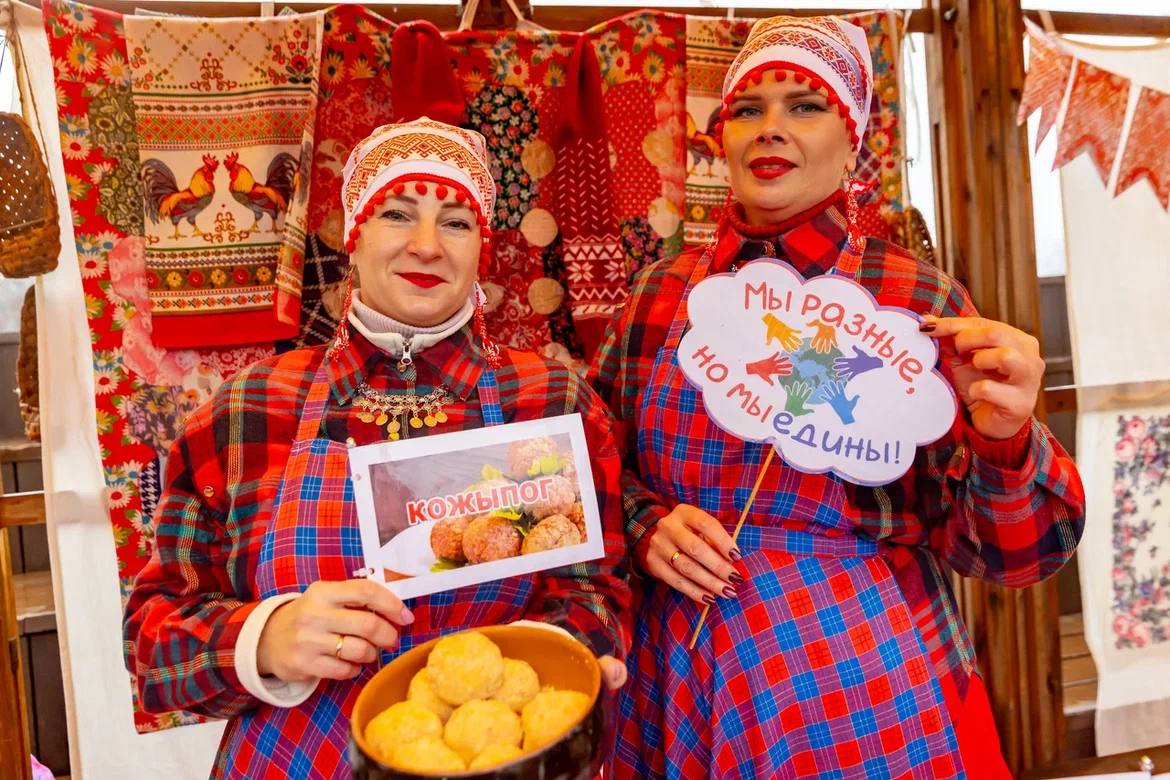 Такая большая, многонациональная и дружная! Такая большая, многонациональная и дружная!