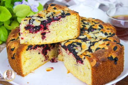 Нежный пирог с жимолостью: легкий и вкусный десерт для любого случая