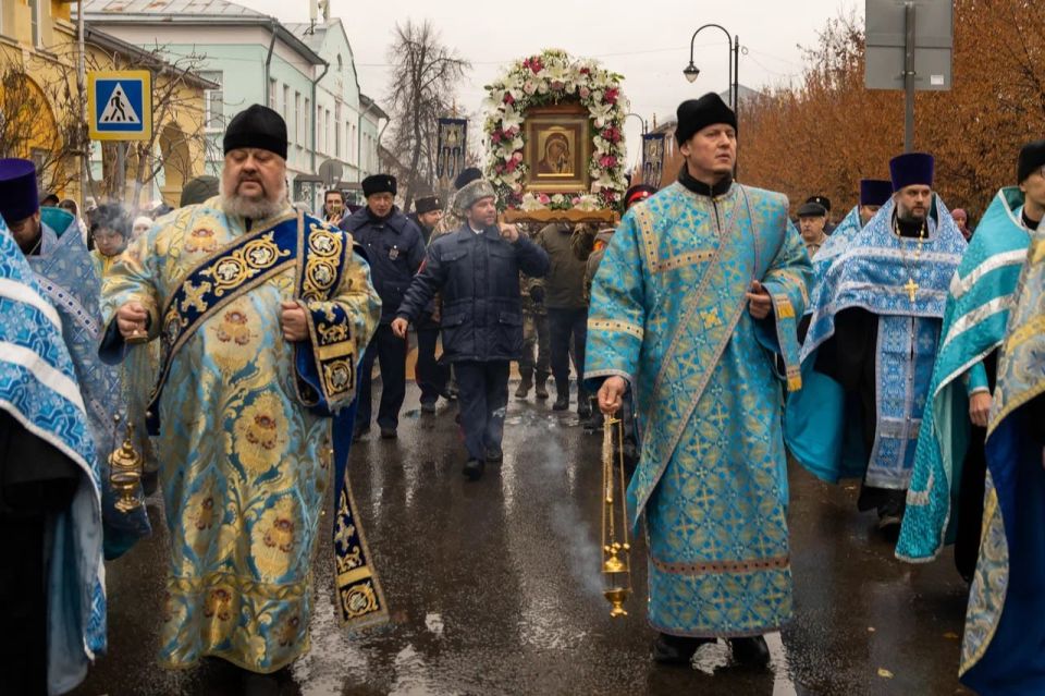 Традиционный крестный ход, приуроченный к Дню народного единства и празднованию Казанской иконы Божией Матери, состоялся в исторической части Коломны Традиционный крестный ход, приуроченный к Дню народного единства и празднованию Казанской иконы Божией Матери, состоялся в исторической части Коломны