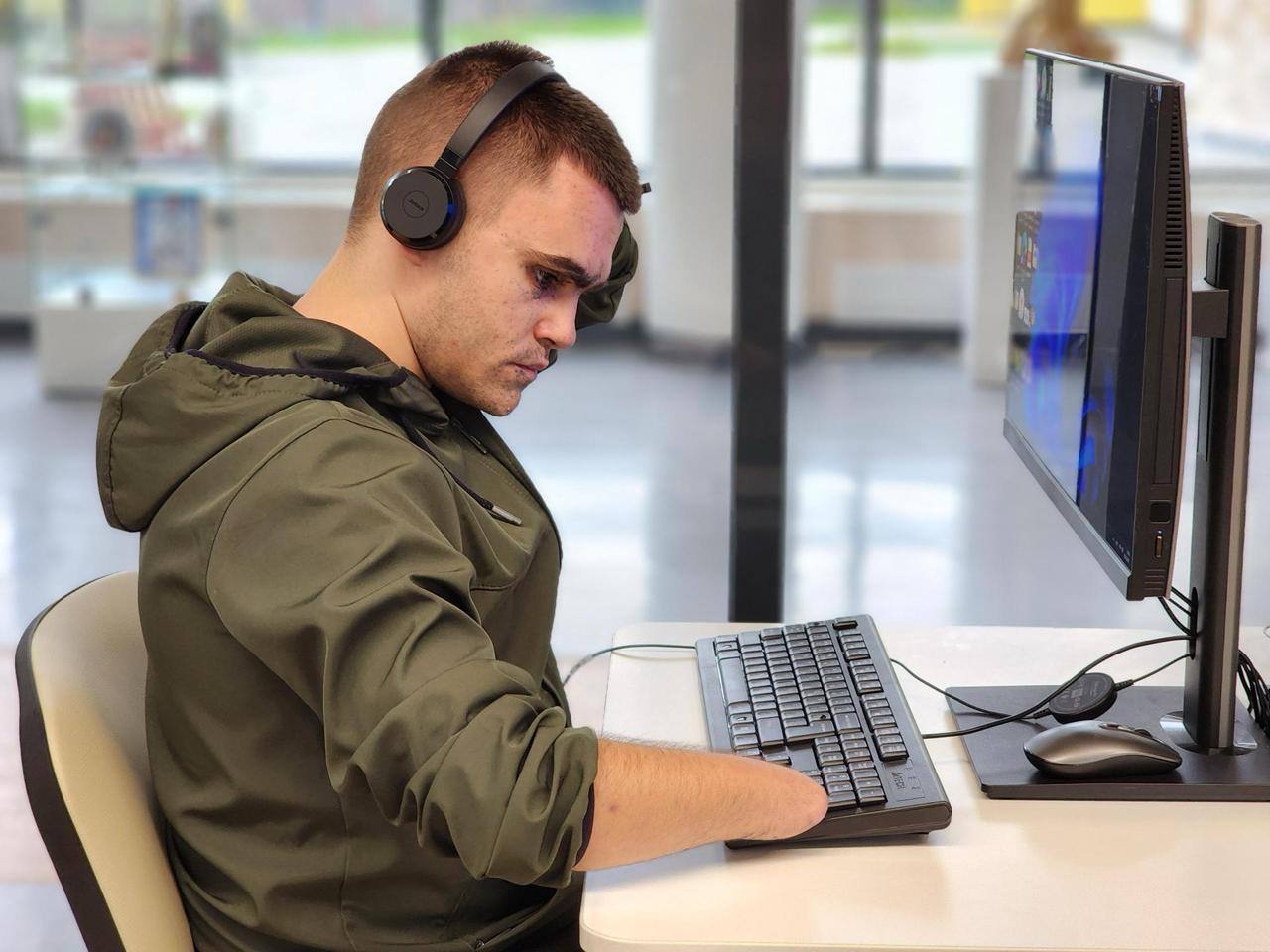 Незрячий ветеран СВО Илья Андреев, потерявший зрение и обе кисти рук в результате ранения, начал обучение на кризисного психолога в Центре имени А.И. Мещерякова Незрячий ветеран СВО Илья Андреев, потерявший зрение и обе кисти рук в результате ранения, начал обучение на кризисного психолога в Центре имени А.И. Мещерякова