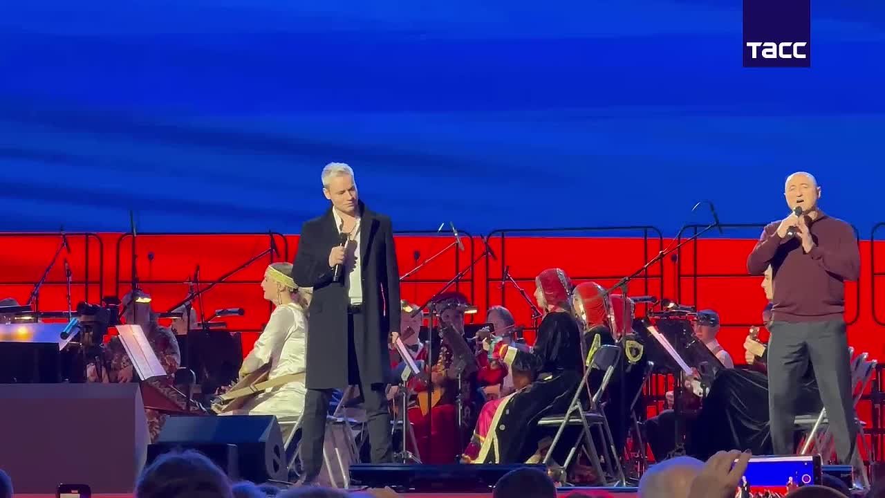 Shaman и сенатор от Нижегородской области Александр Вайнберг на гала-концерте проекта "Современная музыкальная карта России" представили песню "4 ноября" в День народного единства, сообщает ТАСС