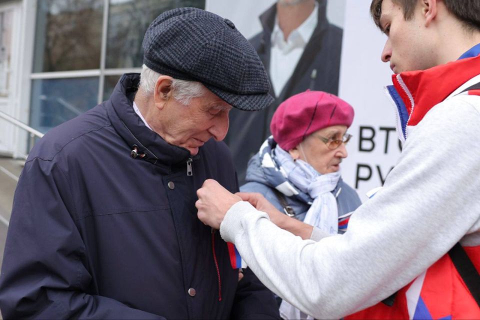 Более трех тысяч ленточек раздали волонтеры Королёва в честь Дня народного единства Более трех тысяч ленточек раздали волонтеры Королёва в честь Дня народного единства