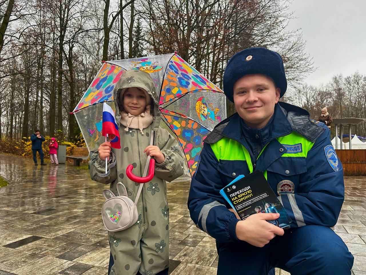 Госавтоинспекция и волонтеры напоминают пешеходам о безопасности Госавтоинспекция и волонтеры напоминают пешеходам о безопасности