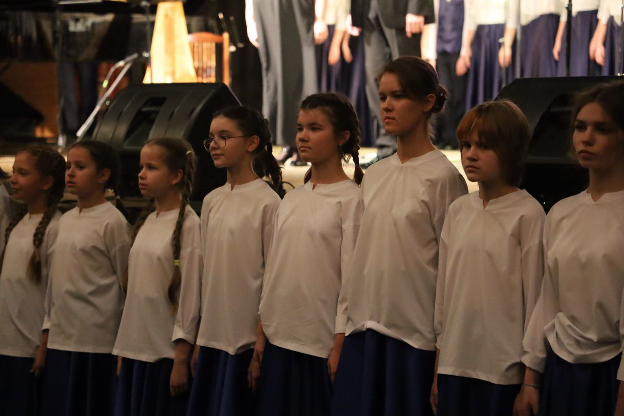 Юные артисты образцовой хоровой студии «Росинка» выступили на серпуховской сцене ДК «Россия» в совместном проекте с Большим детским хором имени В.С. Попова Юные артисты образцовой хоровой студии «Росинка» выступили на серпуховской сцене ДК «Россия» в совместном проекте с Большим детским хором имени В.С. Попова