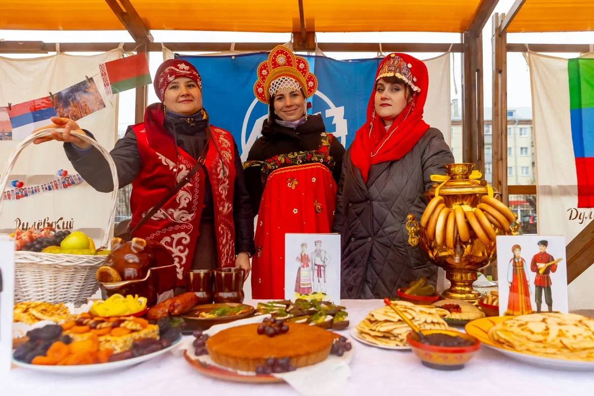 Такая большая, многонациональная и дружная! Такая большая, многонациональная и дружная!