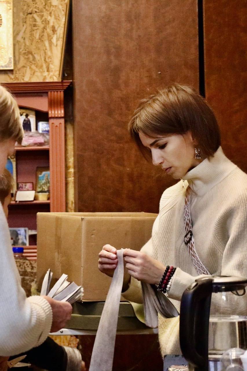 Ученики шестого прокадетского класса МБОУ Лицей № 1 в Нахабино в свободное от учёбы время помогают в создании маскировочных сетей и окопных свечей на базе храма Покрова Пресвятой Богородицы Ученики шестого прокадетского класса МБОУ Лицей № 1 в Нахабино в свободное от учёбы время помогают в создании маскировочных сетей и окопных свечей на базе храма Покрова Пресвятой Богородицы