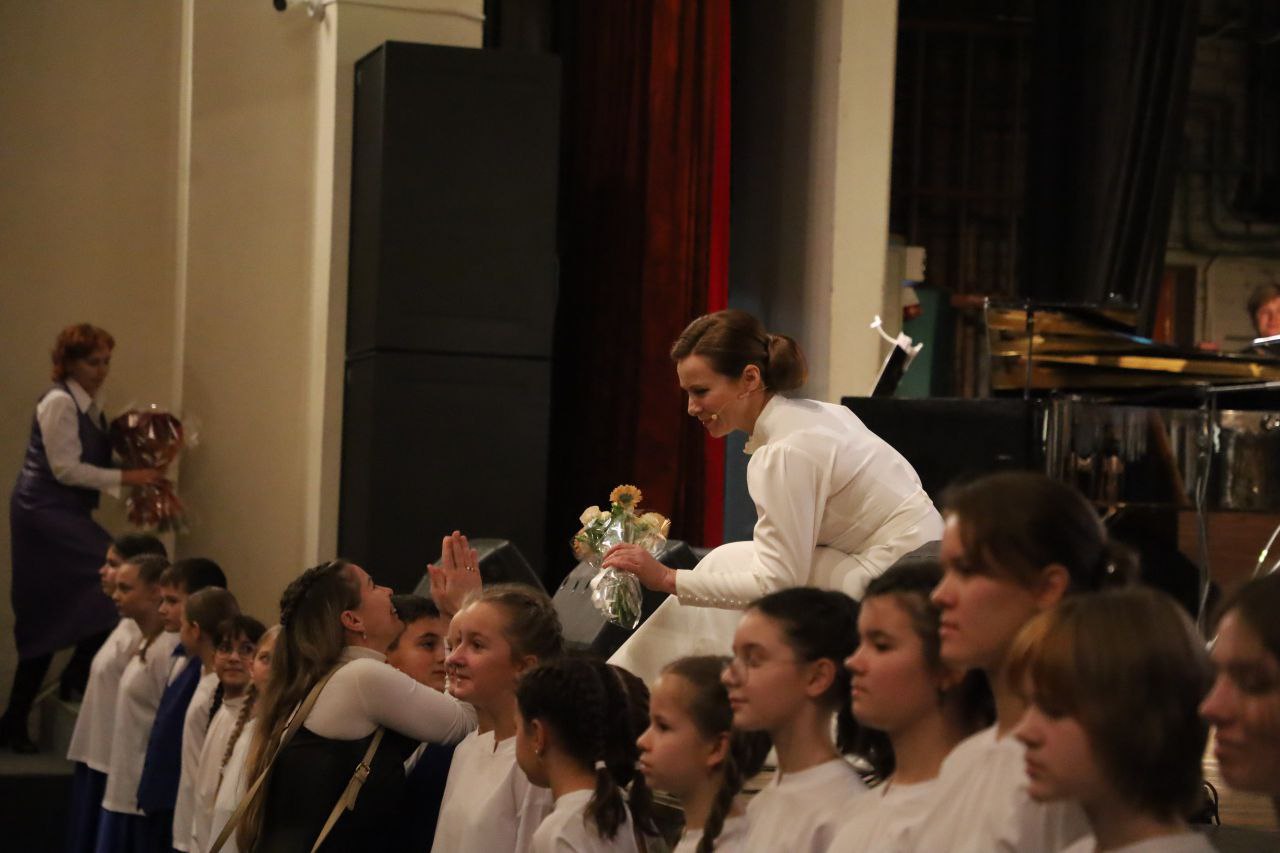 Юные артисты образцовой хоровой студии «Росинка» выступили на серпуховской сцене ДК «Россия» в совместном проекте с Большим детским хором имени В.С. Попова Юные артисты образцовой хоровой студии «Росинка» выступили на серпуховской сцене ДК «Россия» в совместном проекте с Большим детским хором имени В.С. Попова