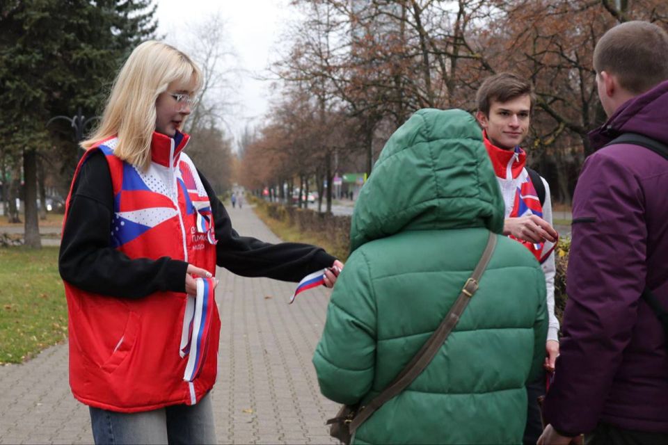 Более трех тысяч ленточек раздали волонтеры Королёва в честь Дня народного единства Более трех тысяч ленточек раздали волонтеры Королёва в честь Дня народного единства