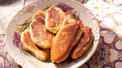 Нежные и воздушные как пух: пирожки с картошкой будут вкуснее, чем у бабушки