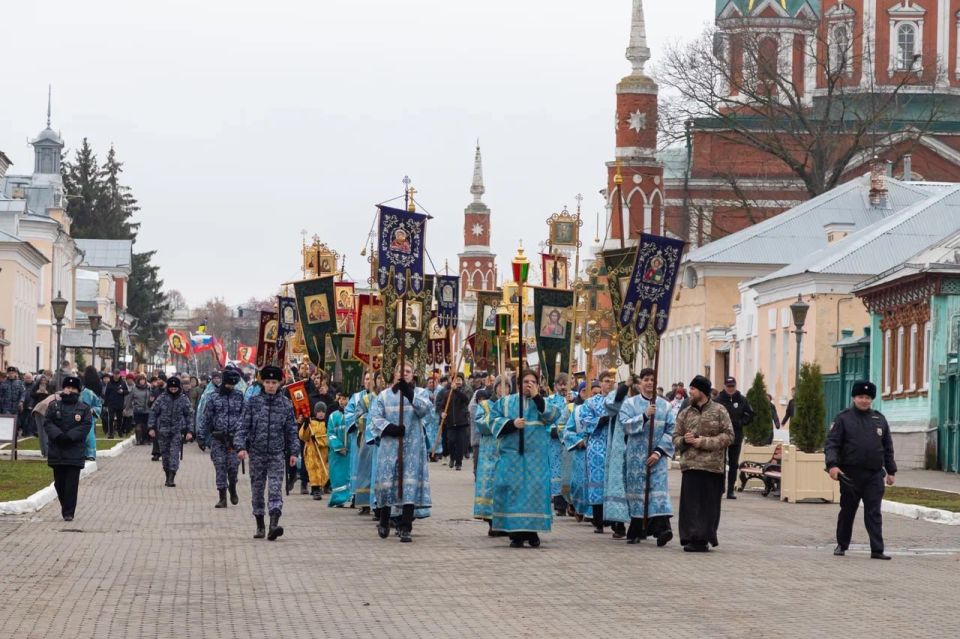Традиционный крестный ход, приуроченный к Дню народного единства и празднованию Казанской иконы Божией Матери, состоялся в исторической части Коломны Традиционный крестный ход, приуроченный к Дню народного единства и празднованию Казанской иконы Божией Матери, состоялся в исторической части Коломны