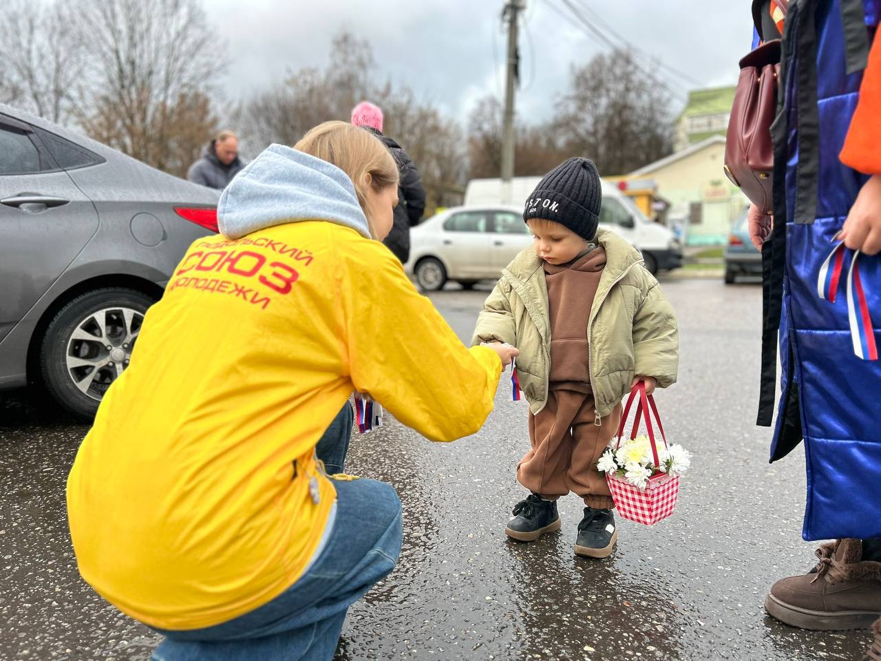 Более 300 ленточек с изображением триколора вручили подольчанам Более 300 ленточек с изображением триколора вручили подольчанам