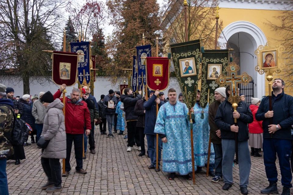Традиционный крестный ход, приуроченный к Дню народного единства и празднованию Казанской иконы Божией Матери, состоялся в исторической части Коломны Традиционный крестный ход, приуроченный к Дню народного единства и празднованию Казанской иконы Божией Матери, состоялся в исторической части Коломны