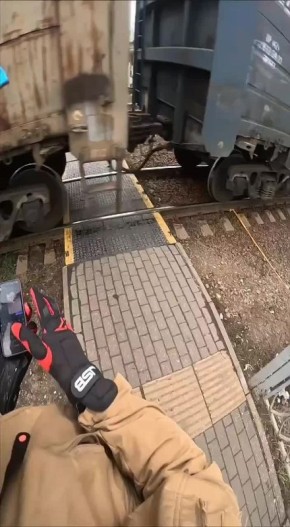 Пенсионерка чуть не попала под поезд в Подмосковье