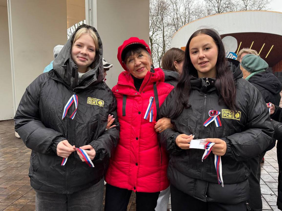 Более 300 ленточек с изображением триколора вручили подольчанам Более 300 ленточек с изображением триколора вручили подольчанам