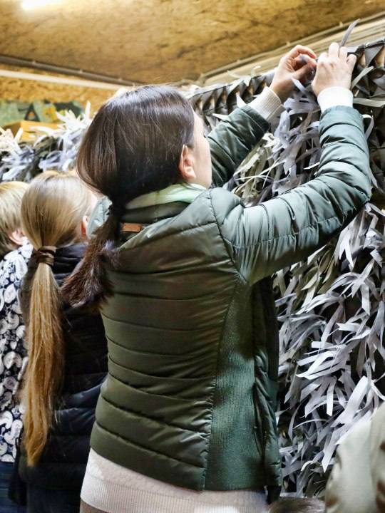 Ученики шестого прокадетского класса МБОУ Лицей № 1 в Нахабино в свободное от учёбы время помогают в создании маскировочных сетей и окопных свечей на базе храма Покрова Пресвятой Богородицы Ученики шестого прокадетского класса МБОУ Лицей № 1 в Нахабино в свободное от учёбы время помогают в создании маскировочных сетей и окопных свечей на базе храма Покрова Пресвятой Богородицы