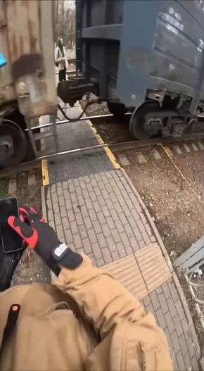 В Королеве девушка спасла женщину, которая решила перейти ж/д-пути прямо перед электричкой