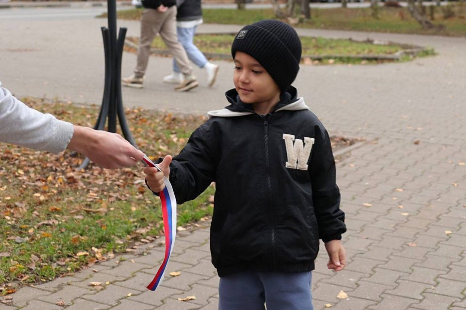 Более трех тысяч ленточек раздали волонтеры Королёва в честь Дня народного единства Более трех тысяч ленточек раздали волонтеры Королёва в честь Дня народного единства