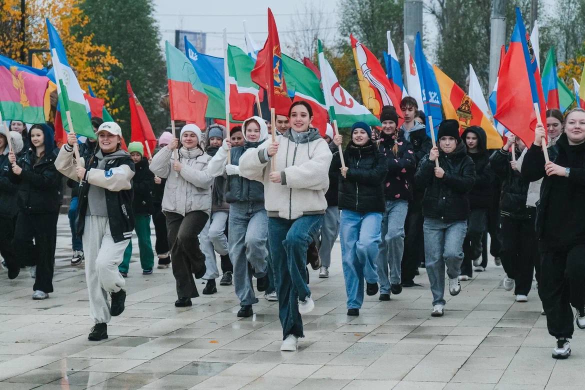 Такая большая, многонациональная и дружная! Такая большая, многонациональная и дружная!