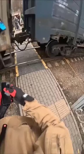 За секунду до возможной трагедии: в Подмосковье девушка спасла пенсионерку, которая едва не шагнула под колёса несущейся электрички