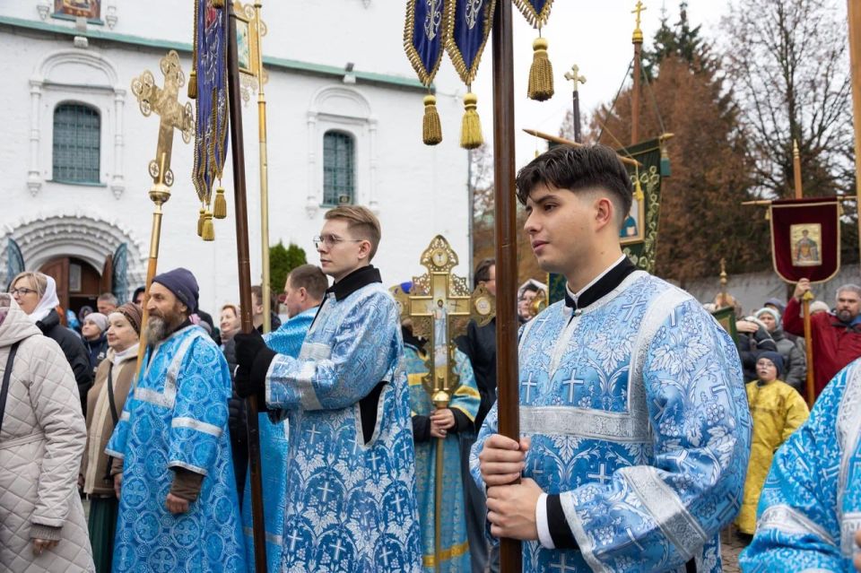 Традиционный крестный ход, приуроченный к Дню народного единства и празднованию Казанской иконы Божией Матери, состоялся в исторической части Коломны Традиционный крестный ход, приуроченный к Дню народного единства и празднованию Казанской иконы Божией Матери, состоялся в исторической части Коломны