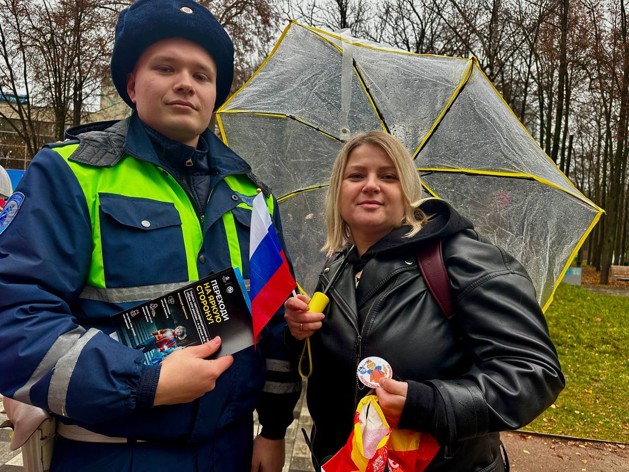 Госавтоинспекция и волонтеры напоминают пешеходам о безопасности Госавтоинспекция и волонтеры напоминают пешеходам о безопасности