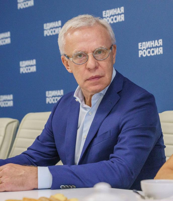 Дорогие друзья! . Для меня большая радость и честь поздравитьвас с замечательным праздником - Днем народного единства!