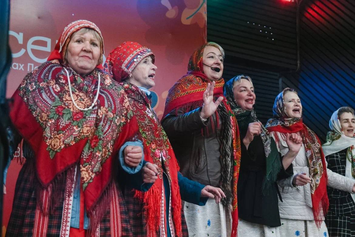 Такая большая, многонациональная и дружная! Такая большая, многонациональная и дружная!