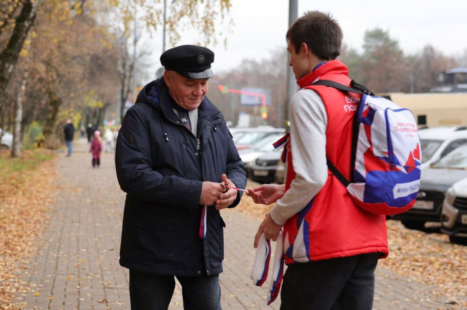 Более трех тысяч ленточек раздали волонтеры Королёва в честь Дня народного единства Более трех тысяч ленточек раздали волонтеры Королёва в честь Дня народного единства