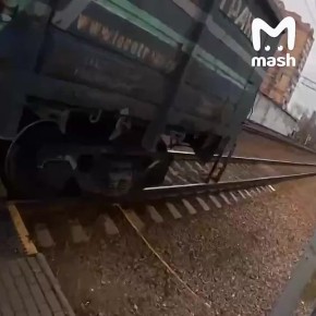 Девушка в последний момент оттащила пенсионерку от проходящей мимо электрички на станции Болшево в Подмосковье