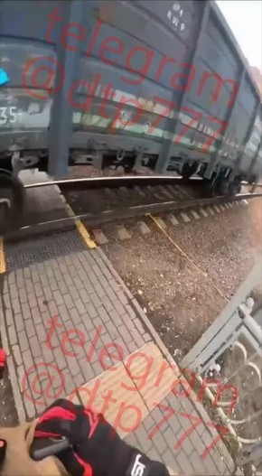 Девушка спасла пожилую женщину, которая решила перебежать ж/д пути перед электропоездом в Королеве