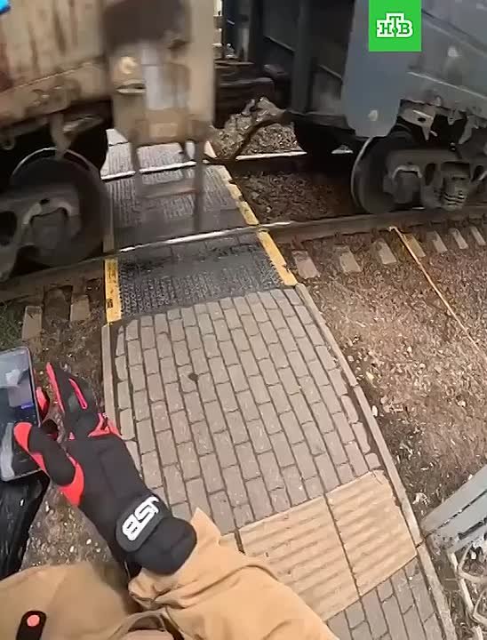 В подмосковном Королёве девушка спасла пенсионерку, которая не посмотрела по сторонам и решила перейти ж/д пути прямо перед электричкой