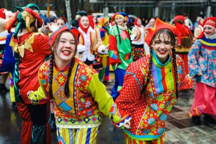 В рамках большой программы «Успех в единстве поколений» были подготовлены праздничные локации: «Единство через традиции», «Единство через историю», «Единство через победы», «Единство через искусство», «Единство через...