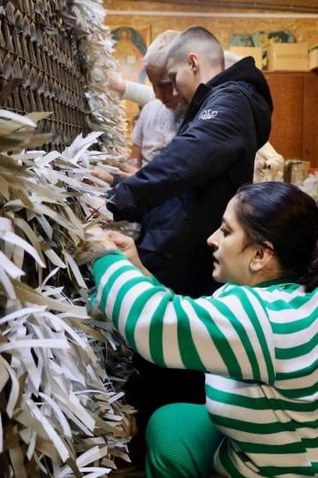 Ученики шестого прокадетского класса МБОУ Лицей № 1 в Нахабино в свободное от учёбы время помогают в создании маскировочных сетей и окопных свечей на базе храма Покрова Пресвятой Богородицы Ученики шестого прокадетского класса МБОУ Лицей № 1 в Нахабино в свободное от учёбы время помогают в создании маскировочных сетей и окопных свечей на базе храма Покрова Пресвятой Богородицы