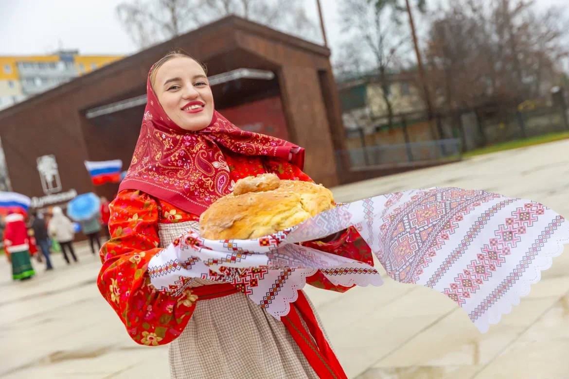 Такая большая, многонациональная и дружная! Такая большая, многонациональная и дружная!