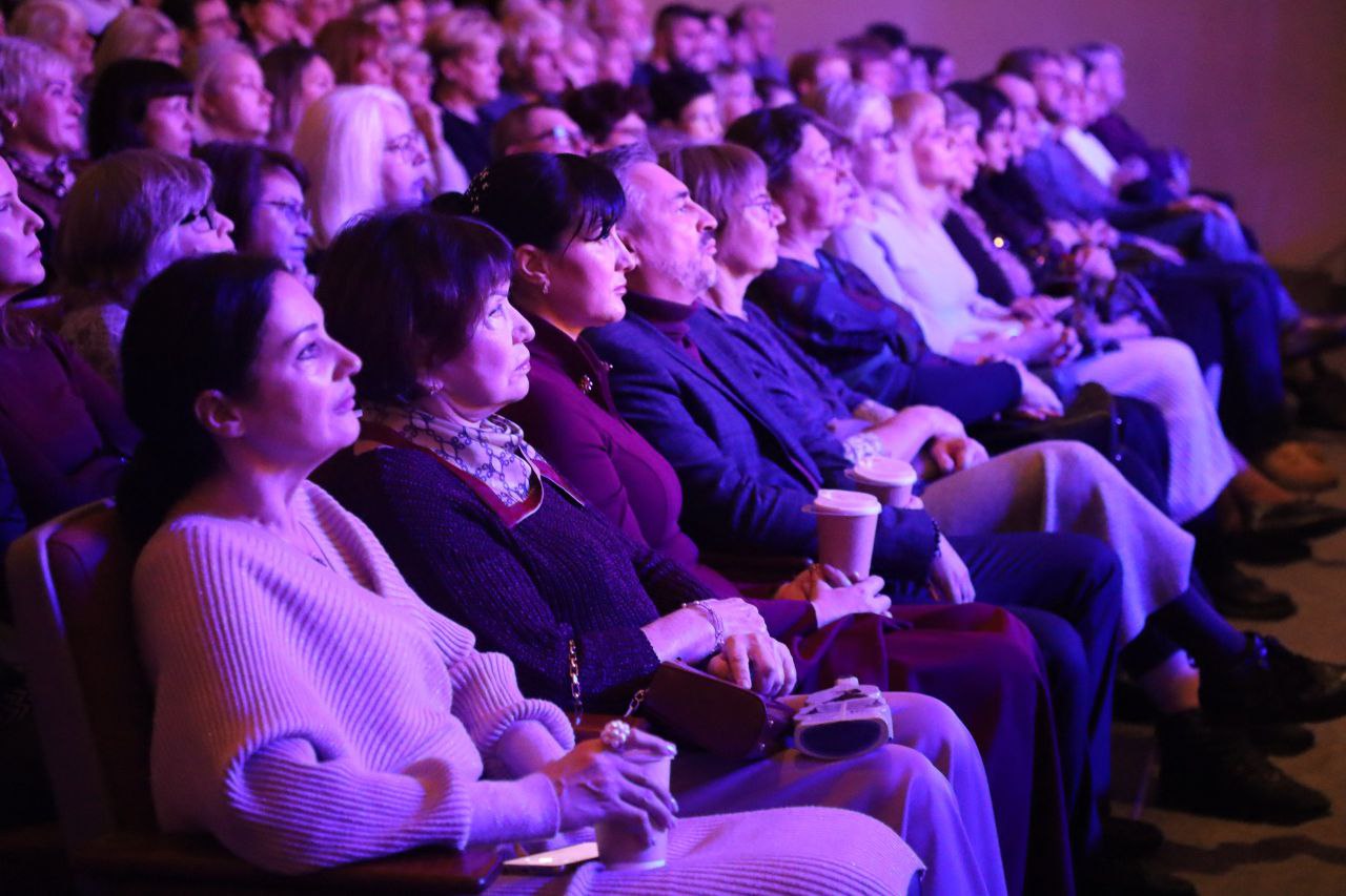 Юные артисты образцовой хоровой студии «Росинка» выступили на серпуховской сцене ДК «Россия» в совместном проекте с Большим детским хором имени В.С. Попова Юные артисты образцовой хоровой студии «Росинка» выступили на серпуховской сцене ДК «Россия» в совместном проекте с Большим детским хором имени В.С. Попова