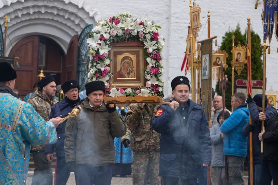 Традиционный крестный ход, приуроченный к Дню народного единства и празднованию Казанской иконы Божией Матери, состоялся в исторической части Коломны Традиционный крестный ход, приуроченный к Дню народного единства и празднованию Казанской иконы Божией Матери, состоялся в исторической части Коломны