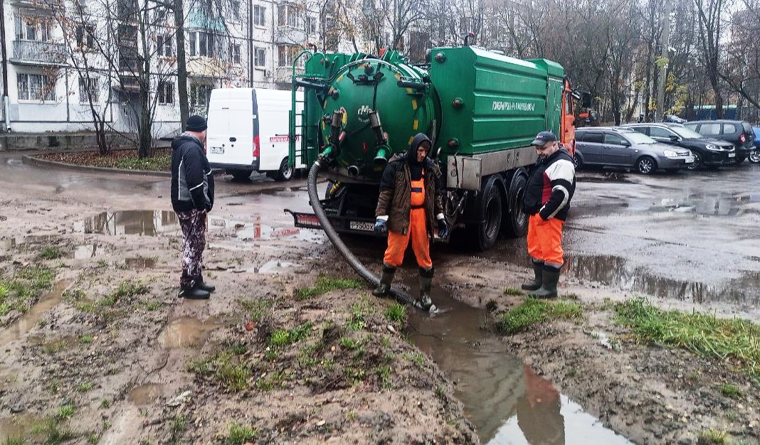 Основной задачей для работников коммунальных служб Пушкинского в минувшие выходные стала ликвидация дворовых подтоплений Основной задачей для работников коммунальных служб Пушкинского в минувшие выходные стала ликвидация дворовых подтоплений