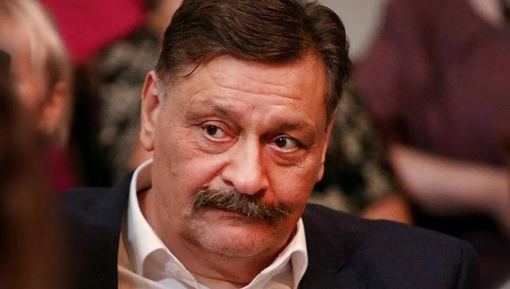 Уехавший из России звезда сериала «Кухня» Дмитрий Назаров оставил в России комнату в квартире, куда планирует вернуться из длительной эмиграции