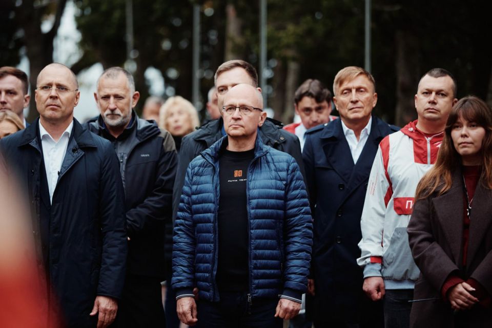 Аллея героев-артековцев в Международном детском центре «Артек» пополнилась новым бюстом — Героя России, выпускника лагеря 2018 года Назара Енина Аллея героев-артековцев в Международном детском центре «Артек» пополнилась новым бюстом — Героя России, выпускника лагеря 2018 года Назара Енина