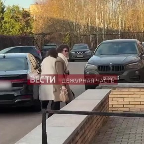 Актриса Аглая Тарасова, обвиняемая в контрабанде наркотиков, прибыла в суд на первое заседание по ее делу