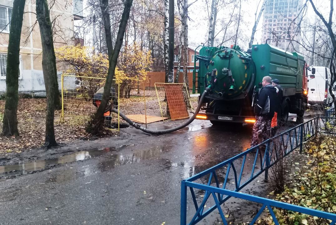 Основной задачей для работников коммунальных служб Пушкинского в минувшие выходные стала ликвидация дворовых подтоплений Основной задачей для работников коммунальных служб Пушкинского в минувшие выходные стала ликвидация дворовых подтоплений