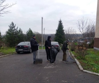 Каждый день, наши дворники трудятся, чтобы дворовая территория оставалась чистой и ухоженной