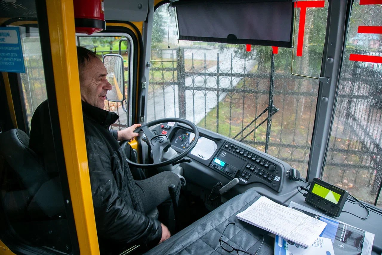 Новый специализированный автобус теперь будет развозить учеников Емельяновской средней школы городского округа Коломна Новый специализированный автобус теперь будет развозить учеников Емельяновской средней школы городского округа Коломна