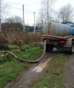 Сотрудники МБУ "Чеховское благоустройство" проводят работы по откачке септика