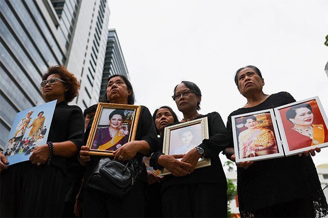 Тёмный период. Траур по королеве-матери в Таиланде обогатил продавцов одежды Тёмный период. Траур по королеве-матери в Таиланде обогатил продавцов одежды