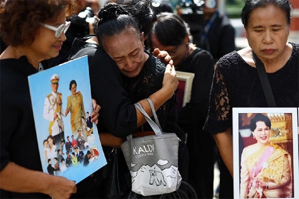 Тёмный период. Траур по королеве-матери в Таиланде обогатил продавцов одежды