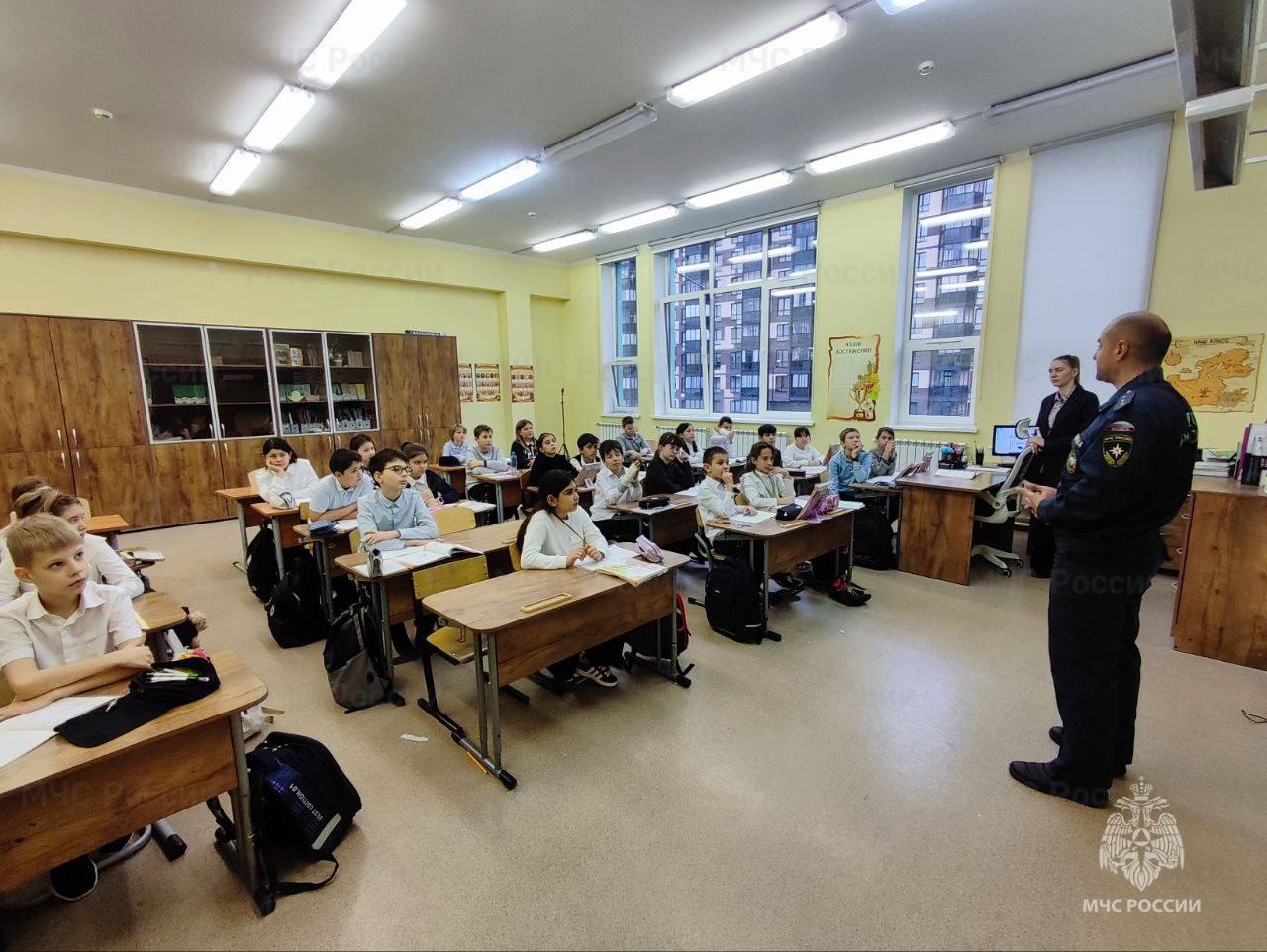 Пожарные провели занятия в школе Апрелевки Пожарные провели занятия в школе Апрелевки